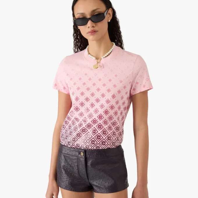 Aubergine-farvet T-shirt med kort ærme og monogram i farveovergang