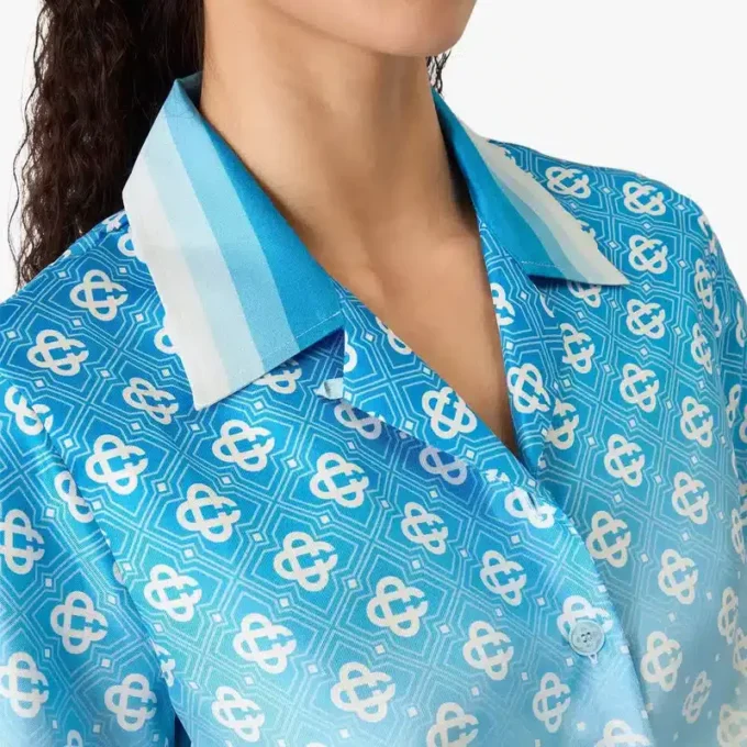 Blå gradient-monogram-knudet, kort silke-skjorte Blå gradient-monogram-knudet, kort silke-skjorte