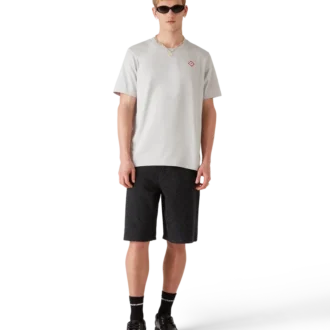 Grå T-shirt med diamantlogo og korte shorts