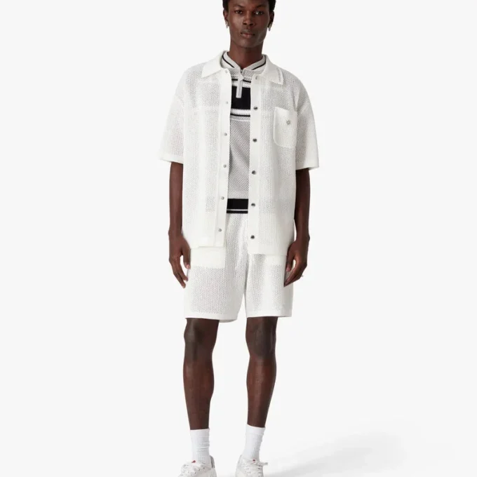 Hvid kortærmet mesh-skjorte med shorts