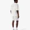Hvid kortærmet mesh-skjorte med shorts