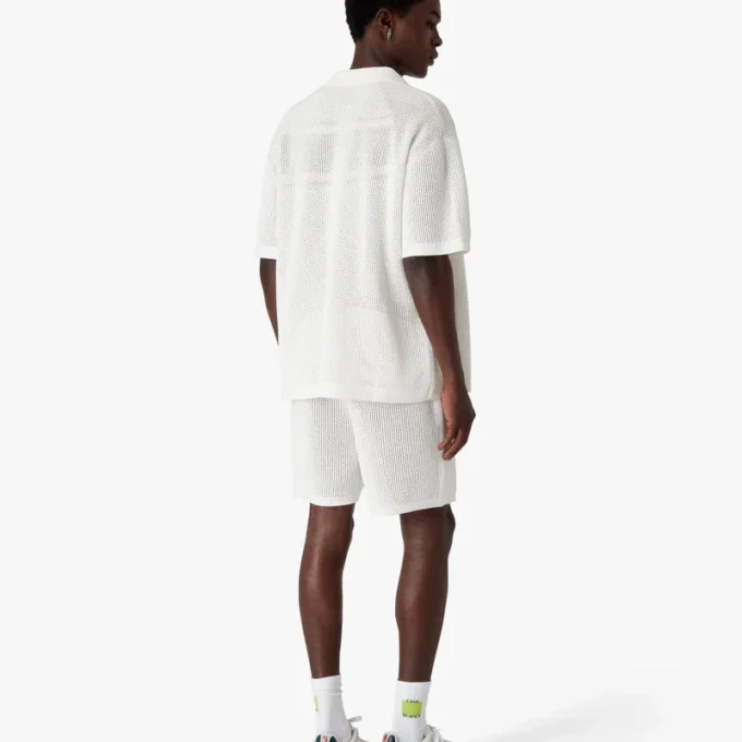 Hvid kortærmet mesh-skjorte med shorts
