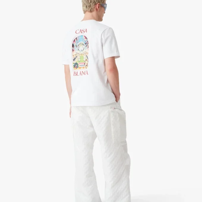 Hvid kortærmet T-shirt med tennislandskab i shorts