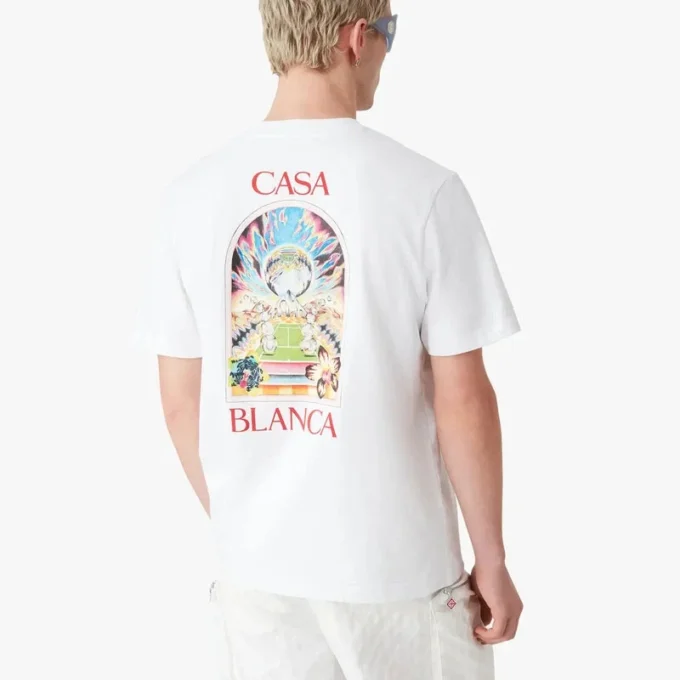 Hvid kortærmet T-shirt med tennislandskab i shorts