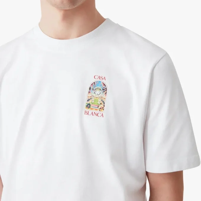 Hvid kortærmet T-shirt med tennislandskab i shorts