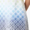Hvid T-shirt-kjole med monogram i farveovergang