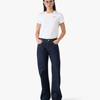 Klassisk T-shirt med kort ærme og broderet patch på shorts