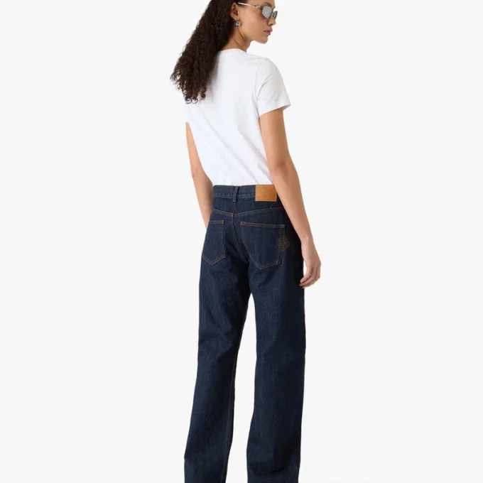 Klassisk T-shirt med kort ærme og broderet patch på shorts