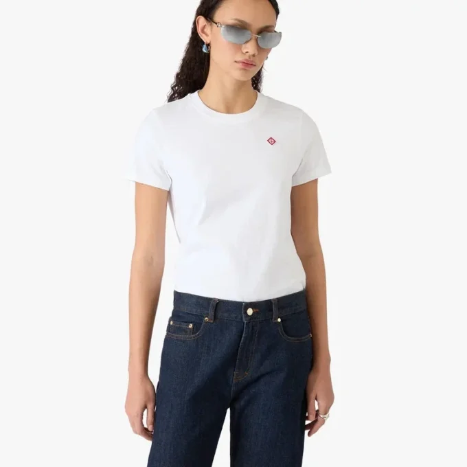 Klassisk T-shirt med kort ærme og broderet patch på shorts