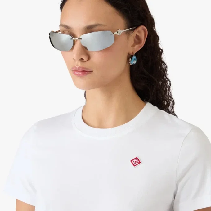 Klassisk T-shirt med kort ærme og broderet patch på shorts
