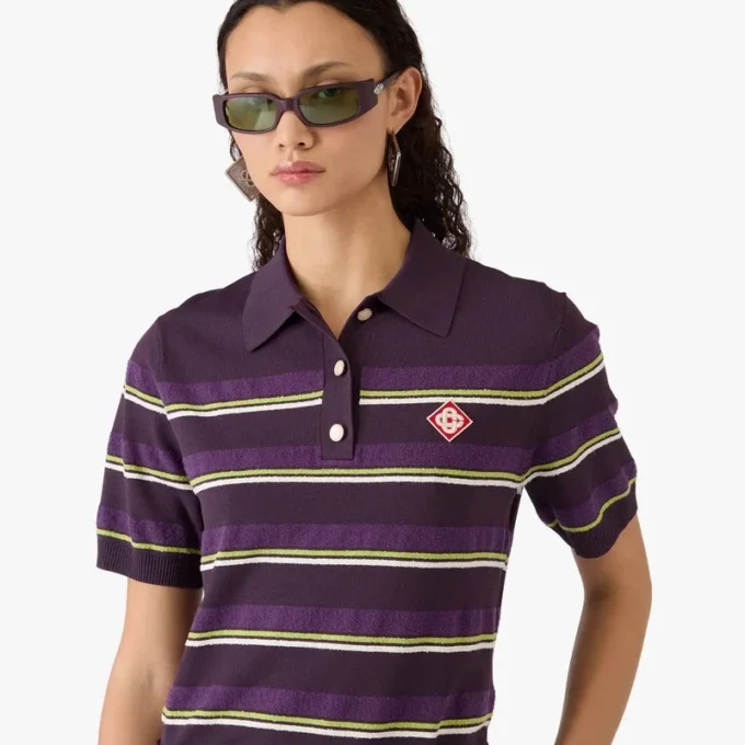 Lilla og grøn stribet tætsiddende poloshirt
