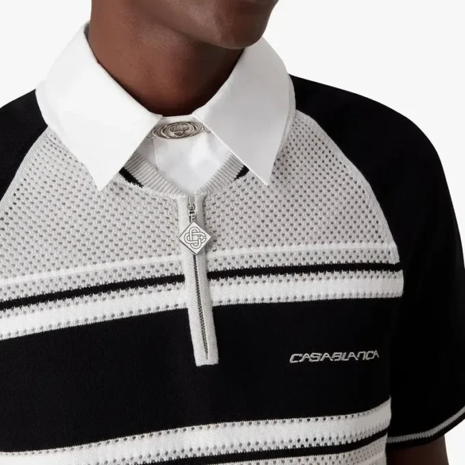 Metallisk mesh-stribet poloshirt med lynlås og korte ærmer