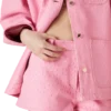 Mini-shorts i præget læder