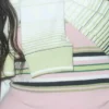 Pink og grøn stribet tætsiddende poloshirt