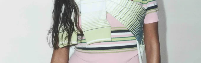 Pink og grøn stribet tætsiddende poloshirt