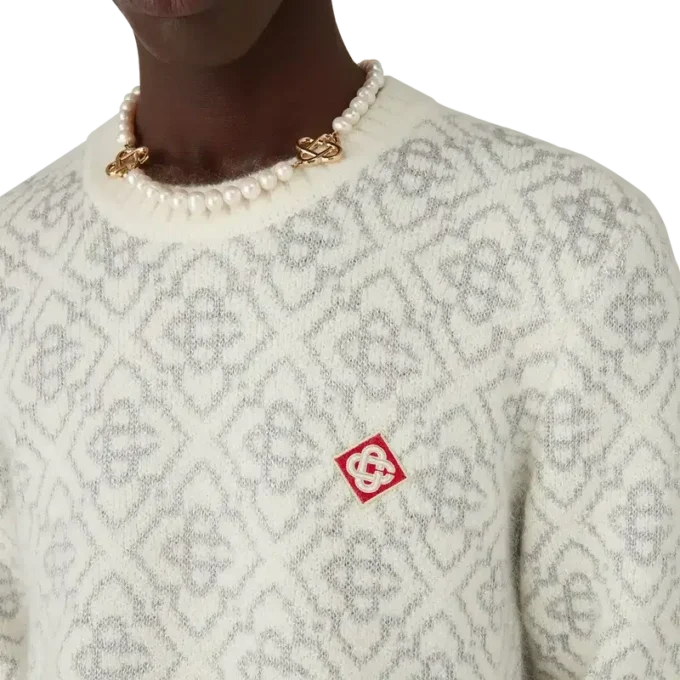 Sølvfarvet monogram i mohairblanding med rund hals Sølvfarvet monogram i mohairblanding med rund hals