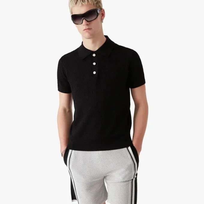 Sort kortærmet poloshirt med pointelle-monogram Sort kortærmet poloshirt med pointelle-monogram