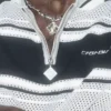 Metallisk mesh-stribet poloshirt med lynlås og korte ærmer