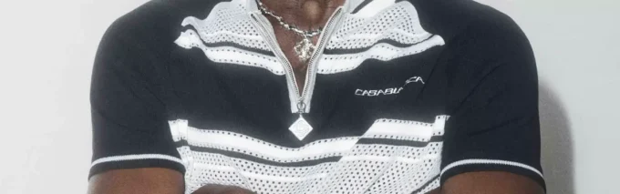 Metallisk mesh-stribet poloshirt med lynlås og korte ærmer