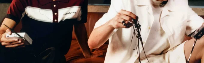 Oversized T-shirt med korte ærmer og applikeret monogram Oversized T-shirt med korte ærmer og applikeret monogram